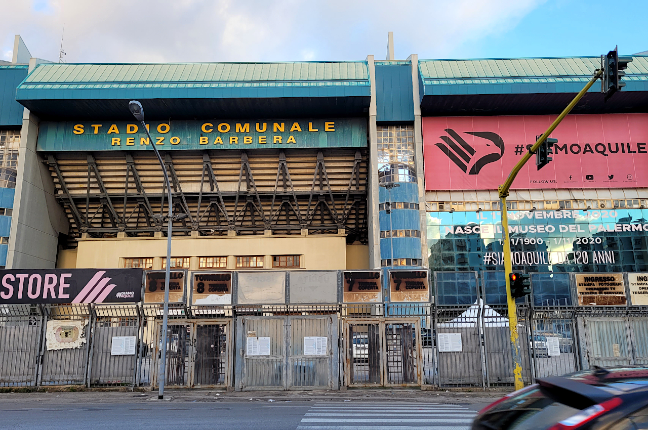 Außenbereich und Eingänge des Stadio Renzo Barbera in Palermo