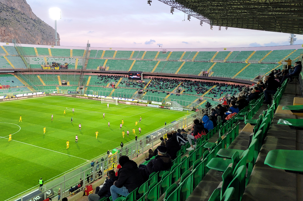 Blick über die Haupttribüne des Stadio Renzo Barbera in Palermo