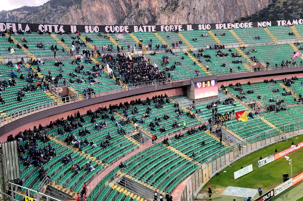 Fans in der Kurve des Stadio Renzo Barbera in Palermo