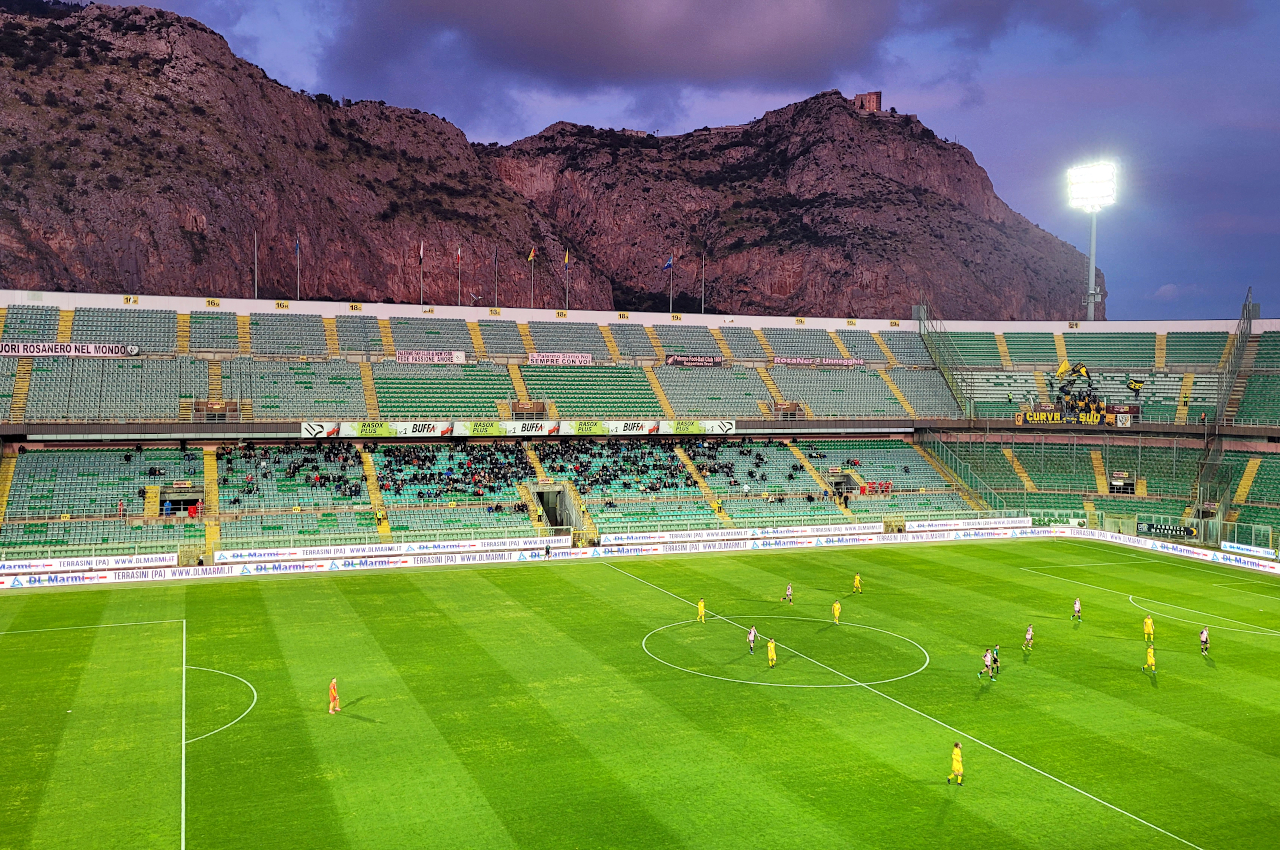 Abendspiel des FC Palermo im Stadio Renzo Barbera vor dem Monte Pellegrino