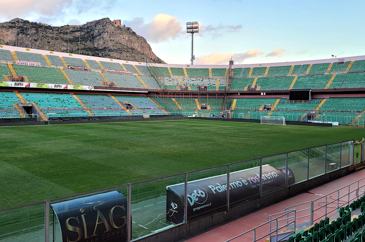Innenansicht des Stadio Renzo Barbera in Palermo