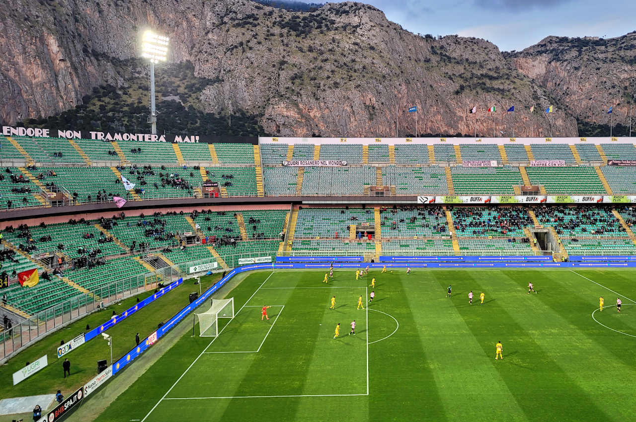 Spiel des FC Palermo im Stadio Renzo Barbera vor dem Monte Pellegrino