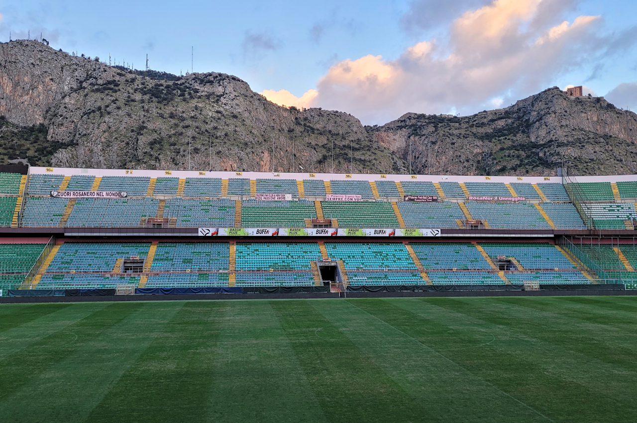 Stadio Renzo Barbera vor dem Monte Pellegrino in Palermo